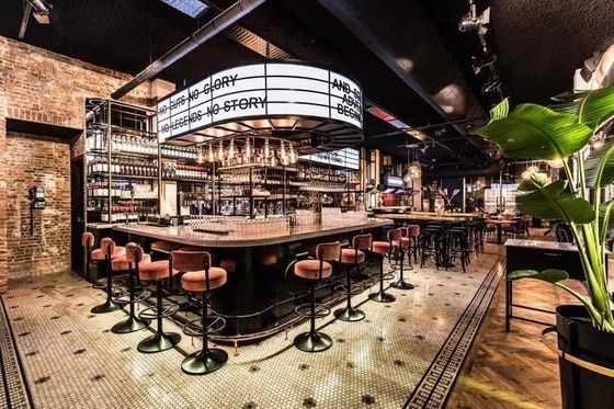 Πολυδιάστατη σκηνή Bar Stool Καρέκλες Πολυχρωματικές Tufted Backrest Υψηλό πόδι Bar Stool Velvet